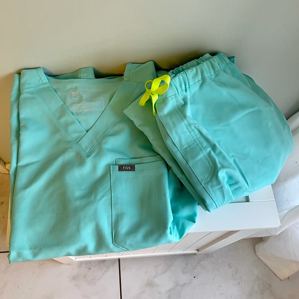 Men’s FIGS scrubs